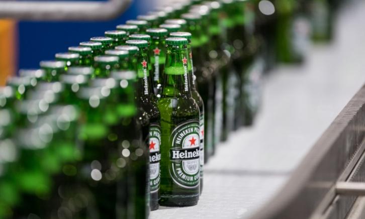 Heineken bierflesjes in de brouwerij